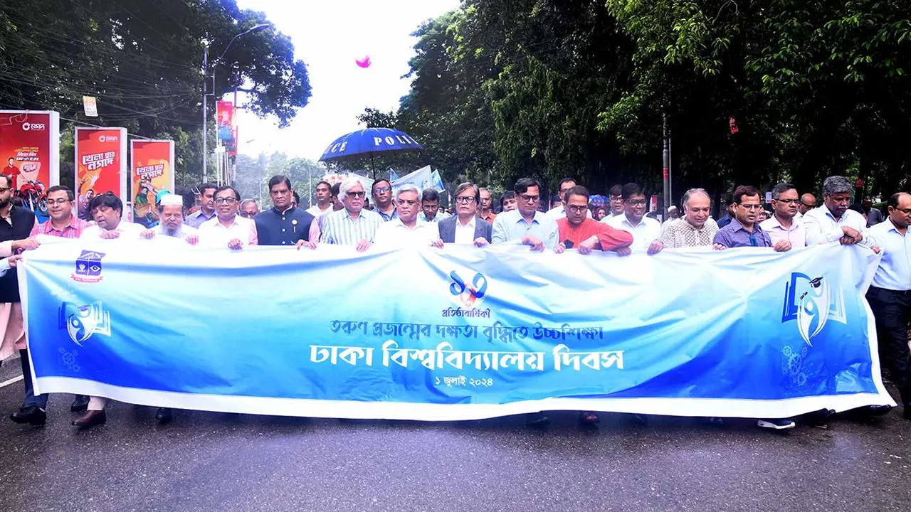 ঢাকা বিশ্ববিদ্যালয় দিবস বর্ণাঢ্য শোভাযাত্রা। ছবি : কালবেলা