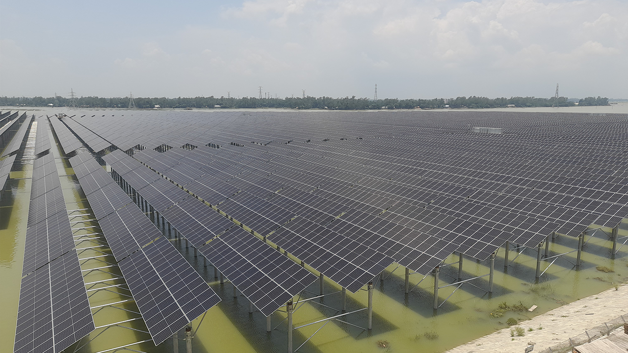 সিরাজগঞ্জ ৬৮ মেগাওয়াট সোলার পার্ক প্রকল্পের একটি খণ্ড চিত্র। ছবি : কালবেলা