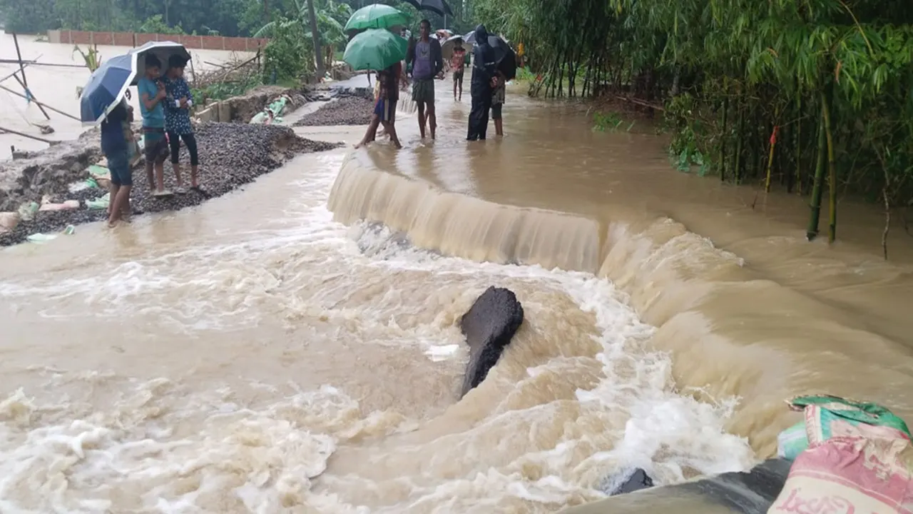 সিলেটের ওপর দিয়ে প্রবাহিত সুরমার পানি। ছবি : কালবেলা