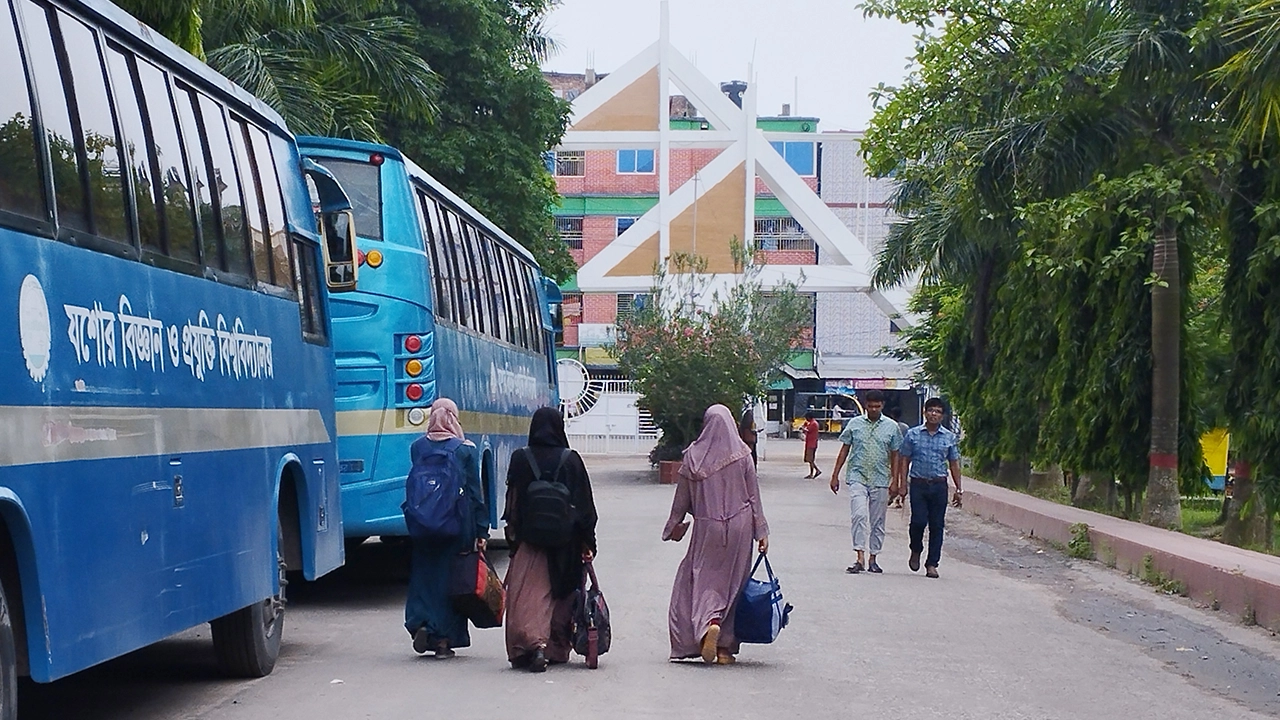 যবিপ্রবিতে শিক্ষকদের কর্মবিরতি পালন করায় ক্যাম্পাস ছাড়ছেন কয়েকজন শিক্ষার্থীরা। ছবি : কালবেলা
