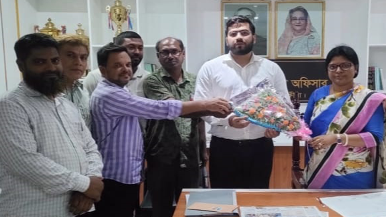 সাতক্ষীরার আশাশুনিতে এসিল্যান্ড রাশেদ হোসাইনকে ফুল দিয়ে বরণ করে নেন উপজেলা নির্বাহী অফিসার কৃষ্ণা রায়। ছবি : কালবেলা