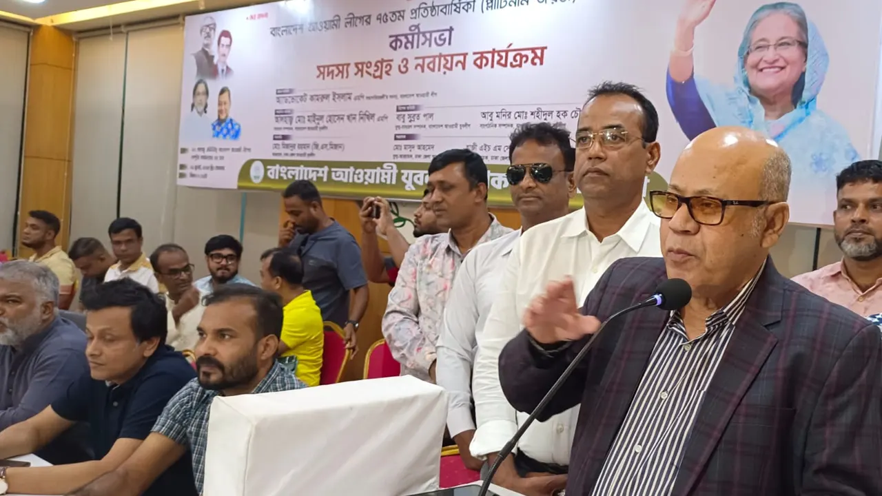 ঢাকা জেলা যুবলীগের উদ্যোগে সদস্য সংগ্রহ ও নবায়ন কার্যক্রম অনুষ্ঠানে বক্তব্য রাখেন অ্যাডভোকেট কামরুল ইসলাম। ছবি : কালবেলা