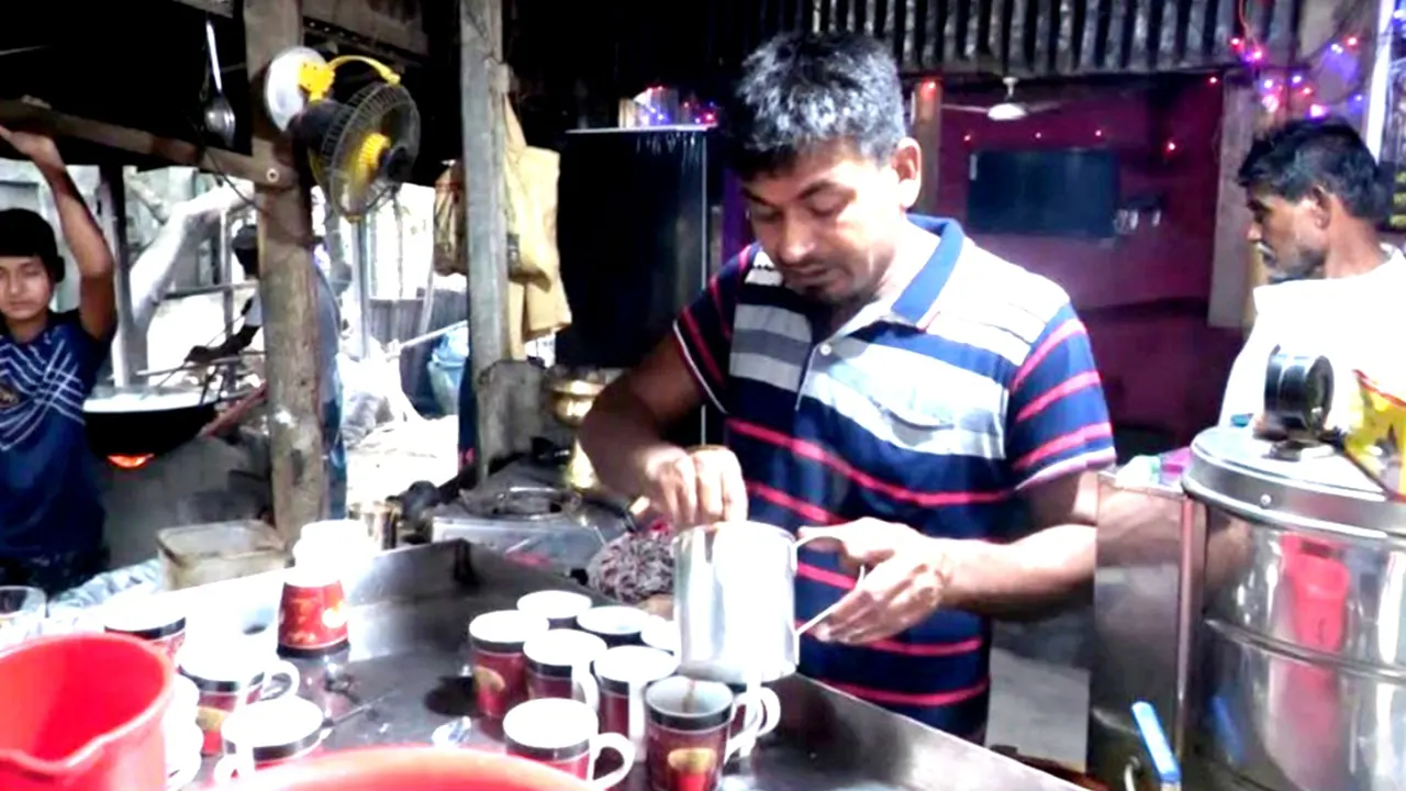 রসগোল্লার চা তৈরিতে ব্যস্ত খাইরুল ইসলাম। ছবি : কালবেলা