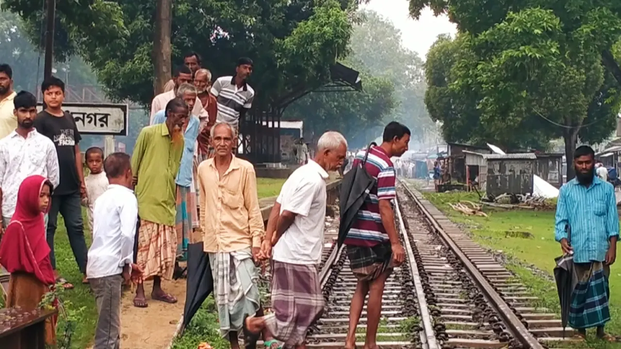 ট্রেনে কাট পড়ে নিহতের ঘটনায় ঘটনাস্থলে স্থানীয়দের ভিড়। ছবি : কালবেলা