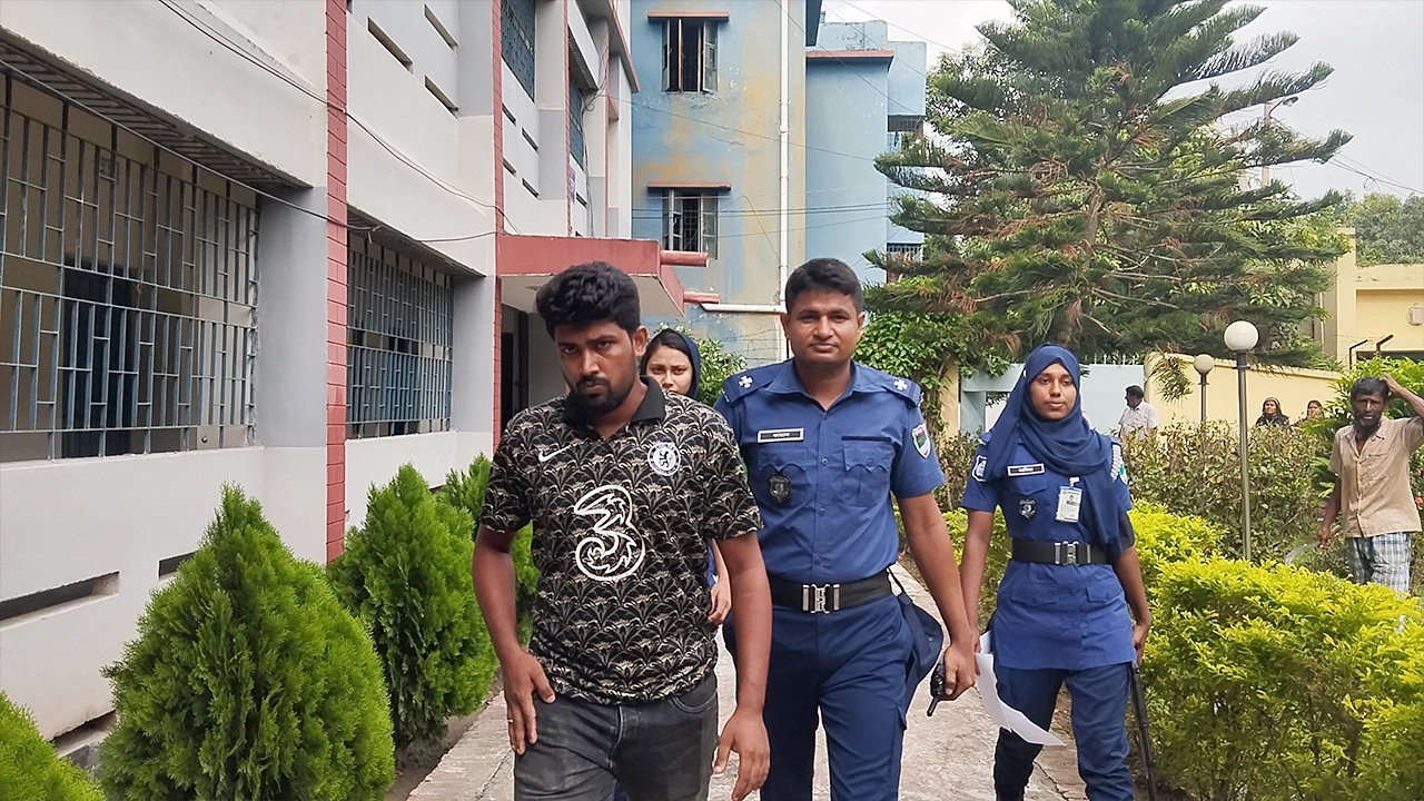 প্রক্সি পরীক্ষা দেওয়ার সময় আটককৃত ভুয়া পরীক্ষার্থী। ছবি : কালবেলা