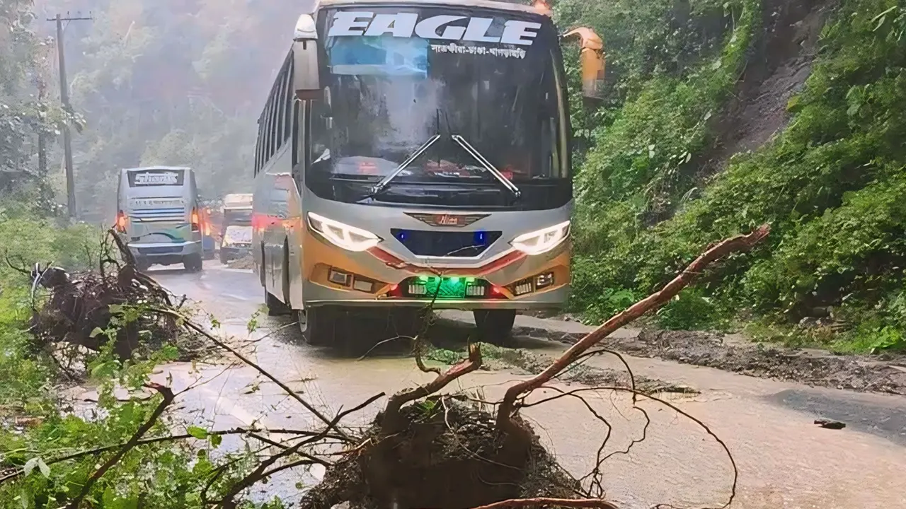 ফায়ার সার্ভিসের কর্মীরা মাটি সরিয়ে নিলে যান চলাচল স্বাভাবিক হয়। ছবি : কালবেলা
