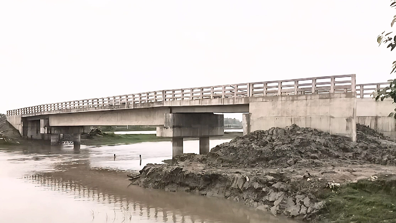 সংযোগ সড়ক না থাকায় কাজে আসছে না সেতু। ছবি : কালবেলা
