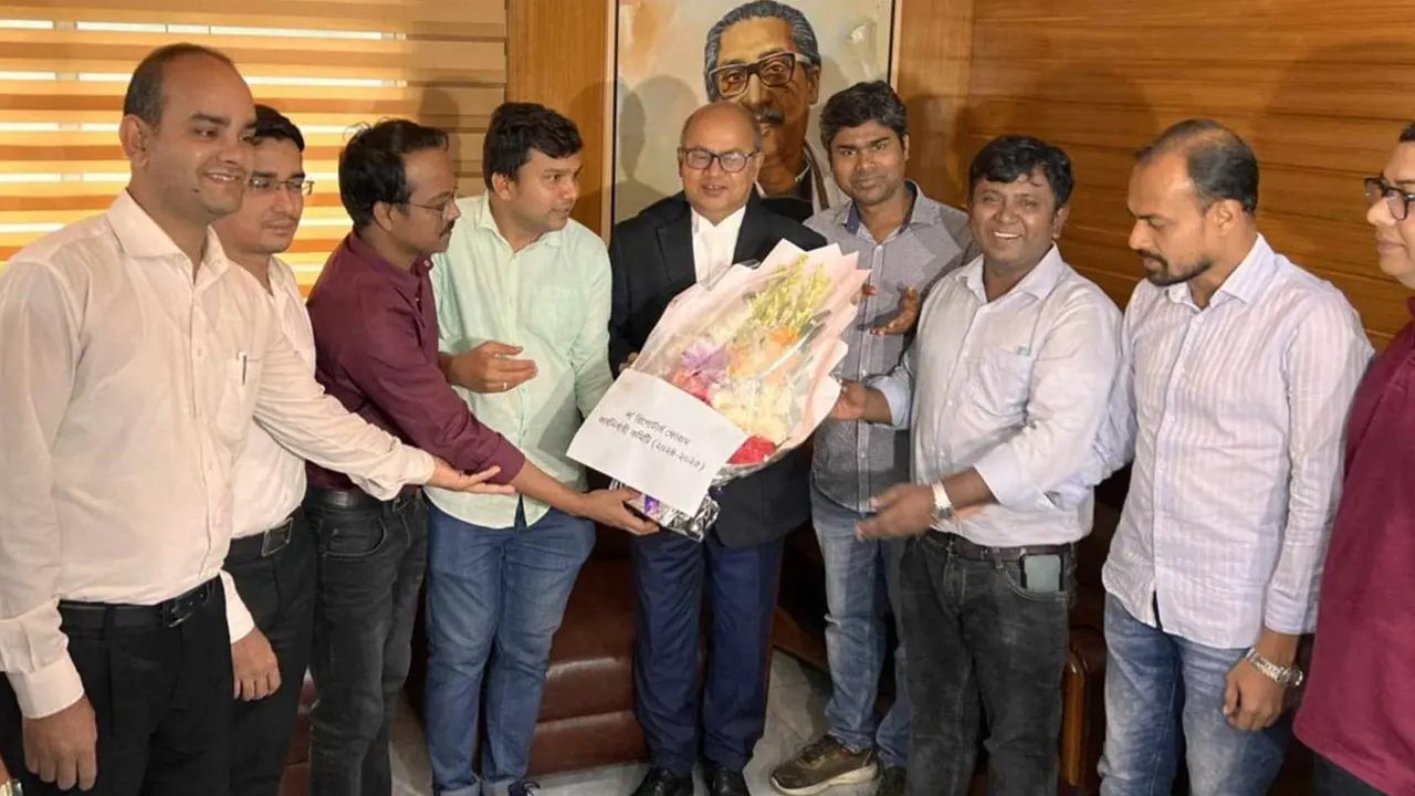 ল’ রিপোর্টার্স ফোরামের নবগঠিত কমিটির সঙ্গে সৌজন্য সাক্ষাতে অ্যাটর্নি জেনারেল এ এম আমিন উদ্দিন। ছবি : কালবেলা
