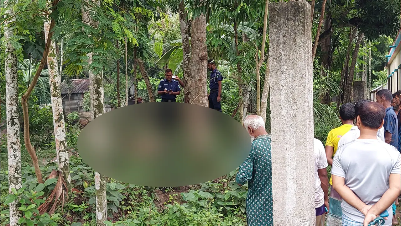মরদেহ উদ্ধারের স্থানে পুলিশ ও স্থানীয় বাসিন্দারা। ছবি : কালবেলা