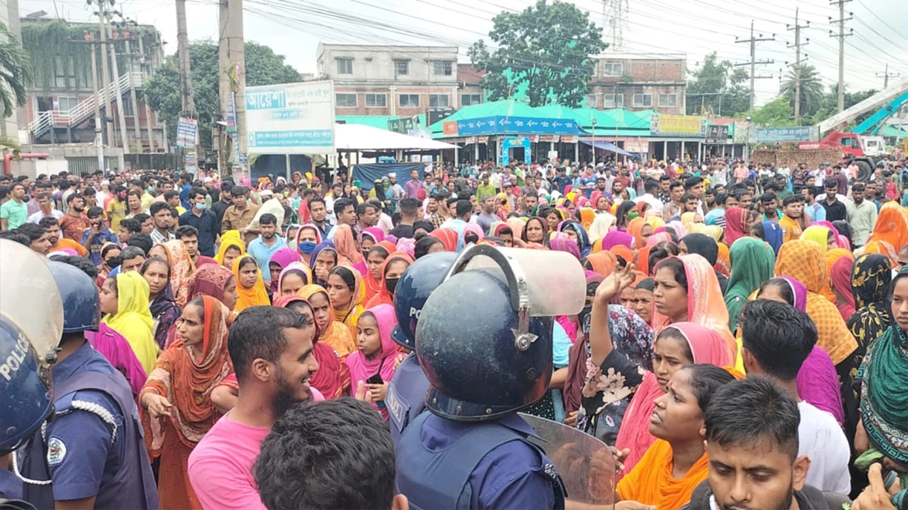 গাজীপুরে মহাসড়ক অবরোধ করেন পোশাক শ্রমিকরা। ছবি : কালবেলা