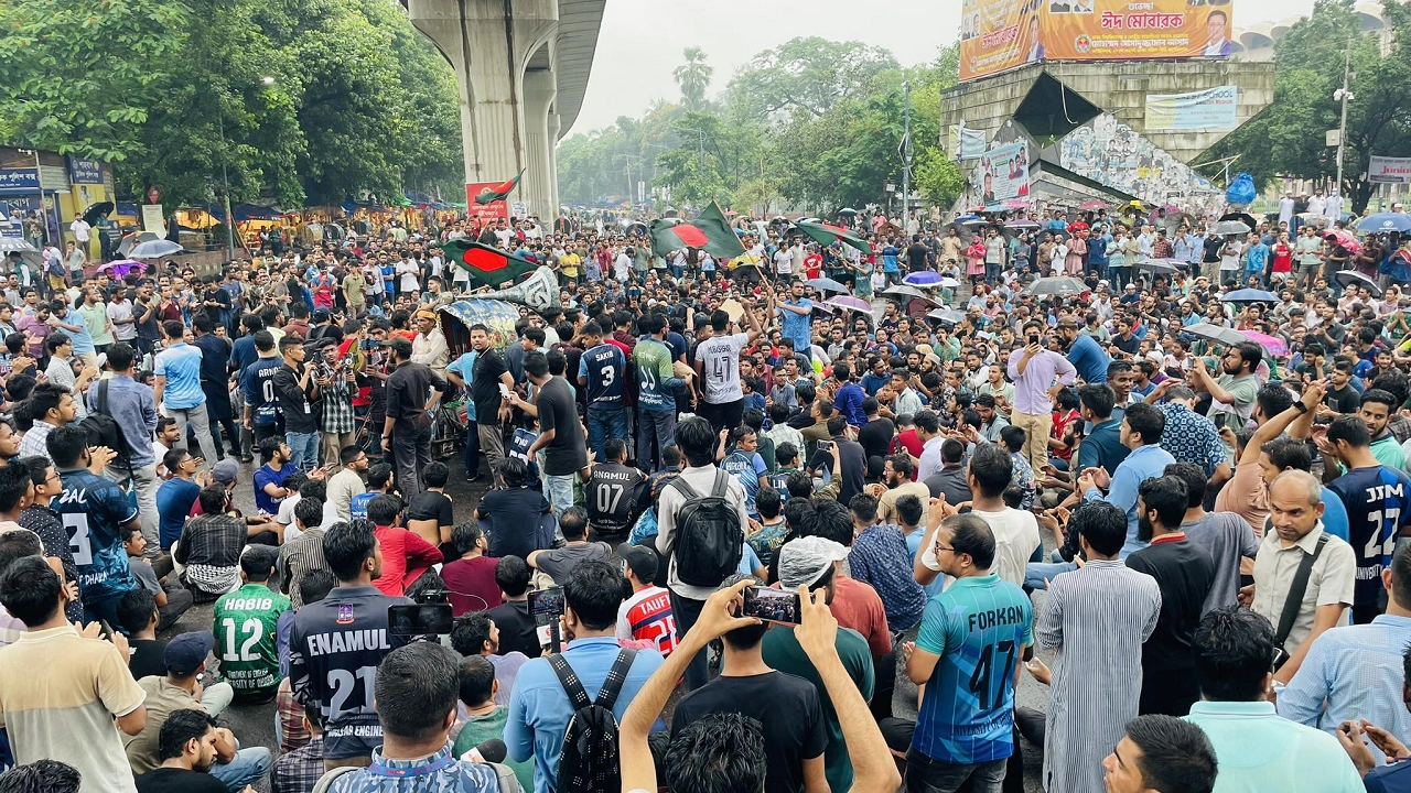 কোটার বিরুদ্ধে আন্দোলনকারীরা রাজধানীর শাহবাগ মোড়ে অবস্থান নিয়েছেন। ছবি : কালবেলা