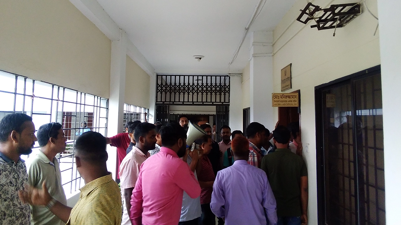 পাবিপ্রবিতে কর্মকর্তা-কর্মচারীদের আন্দোলনে অবরুদ্ধ ভিসি। ছবি : কালবেলা
