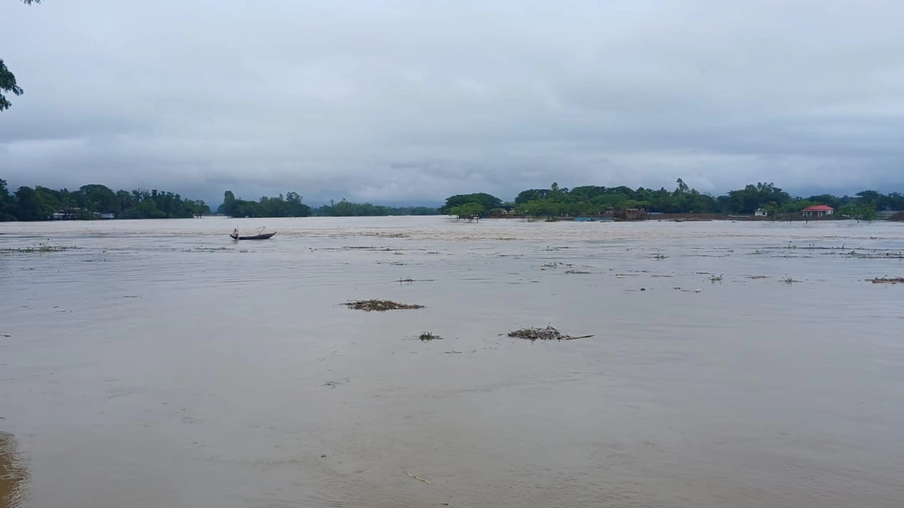 আকস্মিক বন্যায় সিলেটের নদ-নদীর পানি বেড়েছে। ছবি : কালবেলা