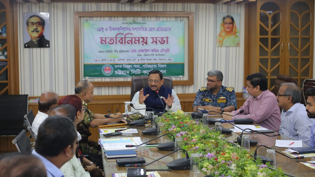 ডেঙ্গু ও চিকুনগুনিয়াসহ মশাবাহিত রোগ প্রতিরোধে মতবিনিময় সভায় চসিক মেয়র মো. রেজাউল করিম চৌধুরী। ছবি : কালবেলা