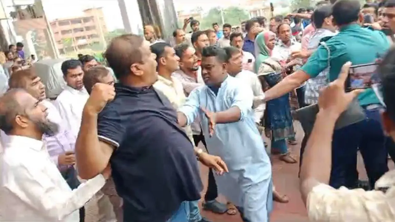 ববিতে কর্মকর্তাদের দুগ্রুপের মধ্যে সংঘর্ষ হয়। ছবি : কালবেলা