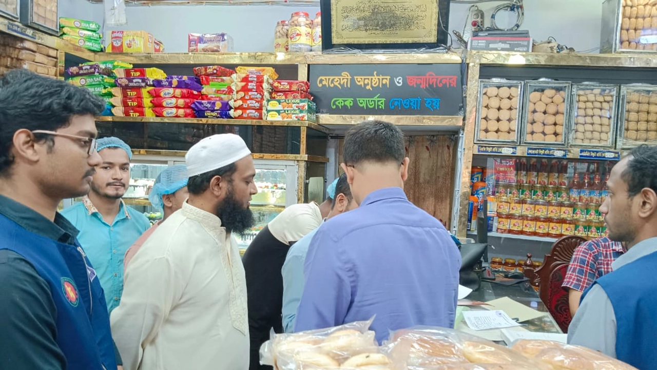 চট্টগ্রাম জেলা প্রশাসনের নির্বাহী ম্যাজিস্ট্রেট মো. আল আমিন হোসেনের নেতৃত্বে চকবাজারে অভিযান। ছবি : কালবেলা