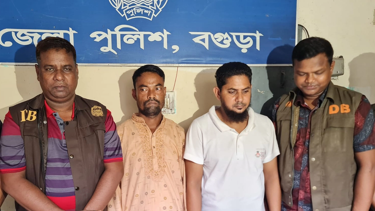 মুক্তিপণ আদায় চক্রের সদস্য পান্নু মিয়া ও শিপলু সরকার। ছবি : কালবেলা