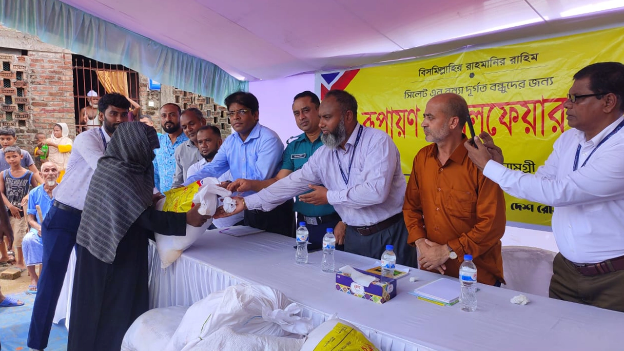 সিলেটে রূপায়ণ ওয়েলফেয়ার ট্রাস্টের পক্ষ থেকে বন্যার্তদের মাঝে খাদ্যসামগ্রী প্রদান। ছবি : কালবেলা