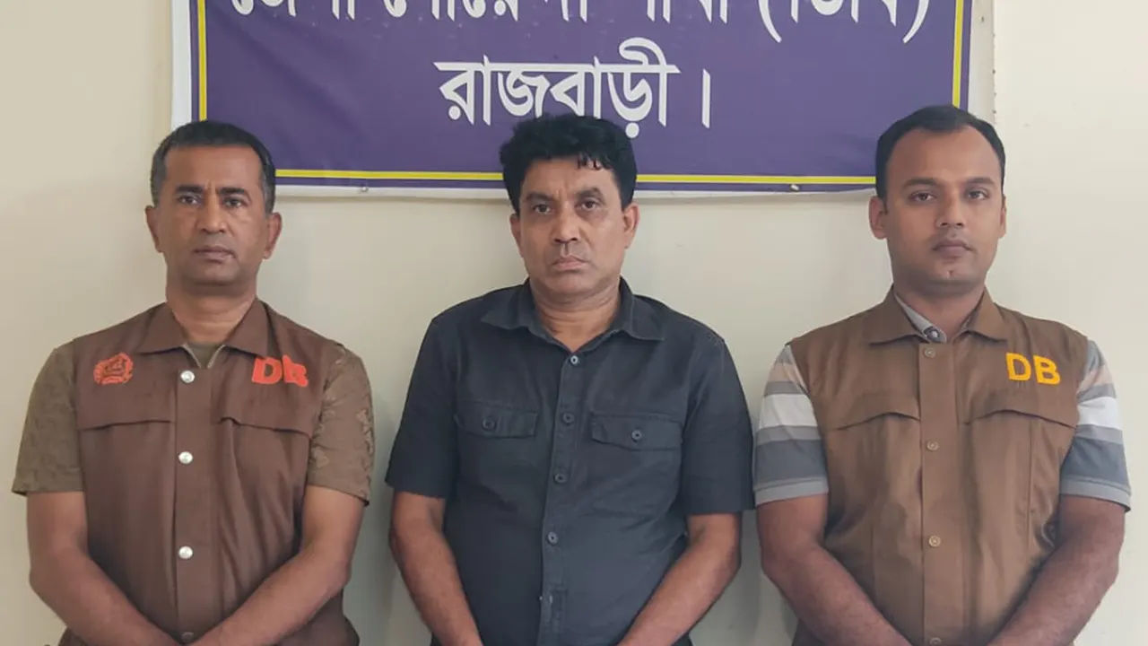 প্রতারক খাঁন হুমায়ুন কবিরকে গ্রেপ্তার করে ডিবি। ছবি : কালবেলা