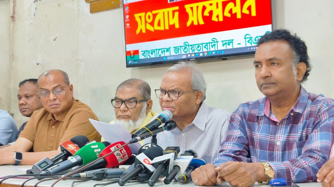 রাজধানীর নয়াপল্টনে বিএনপির কেন্দ্রীয় কার্যালয়ে এক সংবাদ সম্মেলনে কথা বলেন রুহুল কবির রিজভী। ছবি : কালবেলা