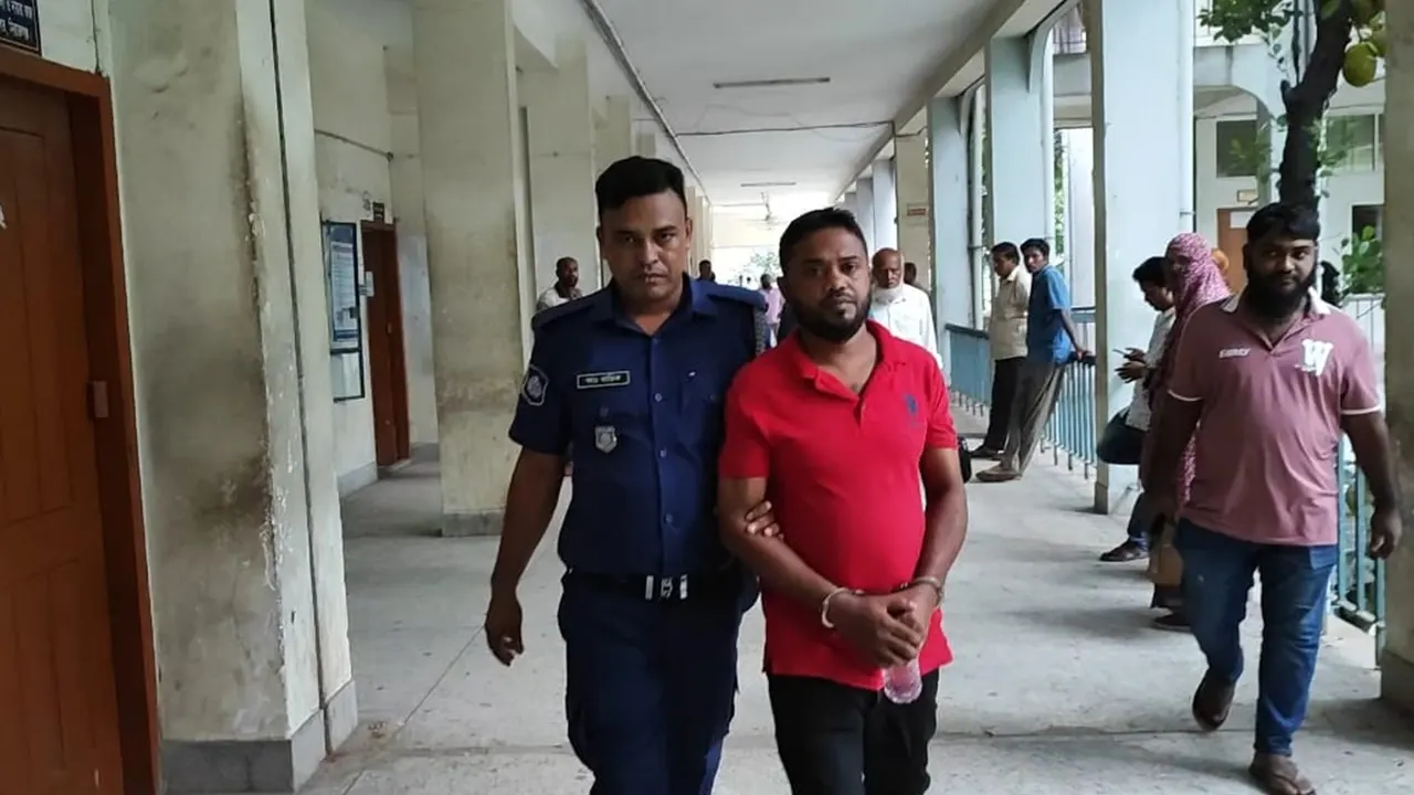 আসামি সাব্বির আলম ওরফে সবুজকে কারাগারে নেওয়া হচ্ছে। ছবি : কালবেলা
