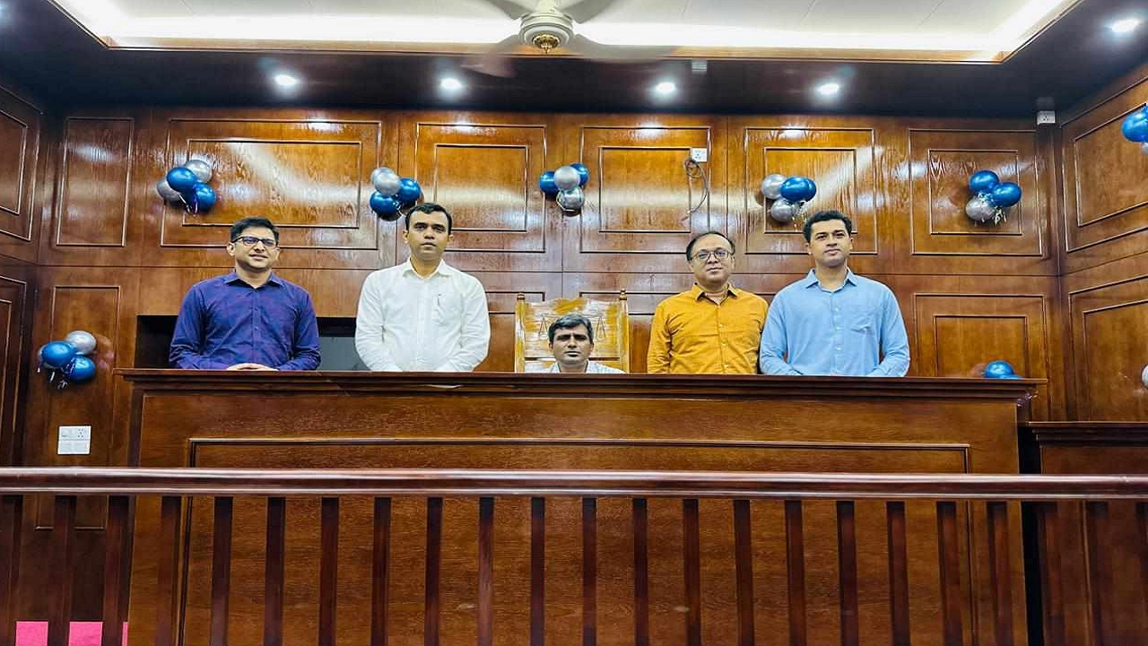 এজলাস উদ্বোধন করলেন ঢাকা জেলা প্রশাসক আনিসুর রহমান। ছবি : কালবেলা