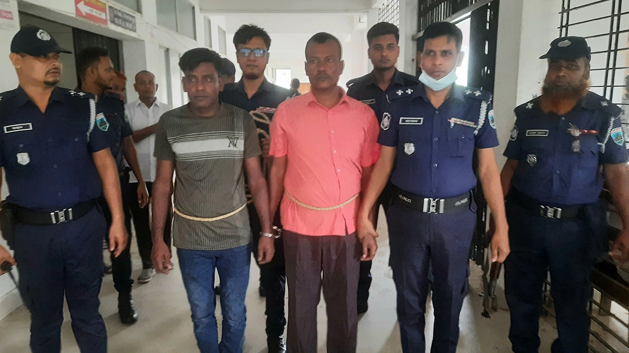 জয়পুরহাট আদালত চত্বরে হত্যা মামলায় যাবজ্জীবন কারাদণ্ড পাওয়া আসামিরা। ছবি : কালবেলা