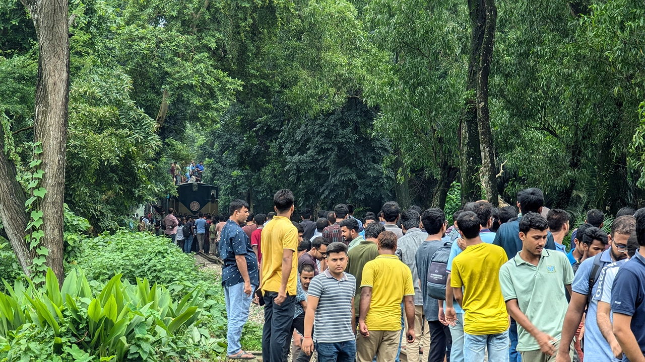 ট্রেন থামিয়ে আন্দোলনে বাকৃবি শিক্ষার্থীরা। ছবি : কালবেলা