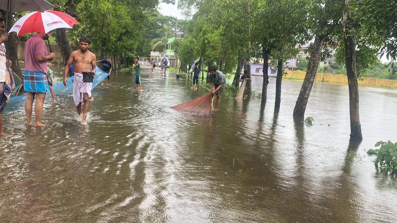 মৌলভীবাজারে নদীর পানি বেড়ে লোকালয় প্লাবিত। ছবি : কালবেলা