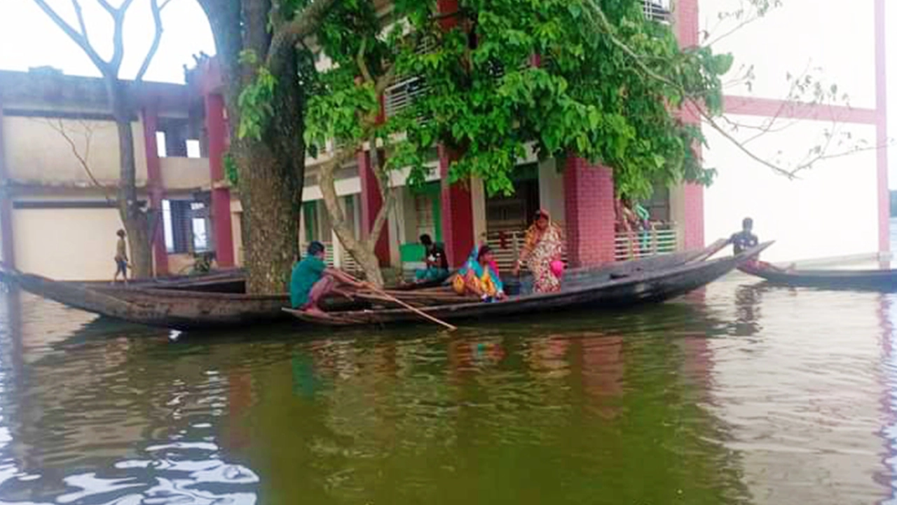 বন্যাকবলিত কুলাউড়ায় স্কুলগুলোকে আশ্রয়কেন্দ্র হিসেবে ব্যবহার করা হচ্ছে। ছবি : কালবেলা