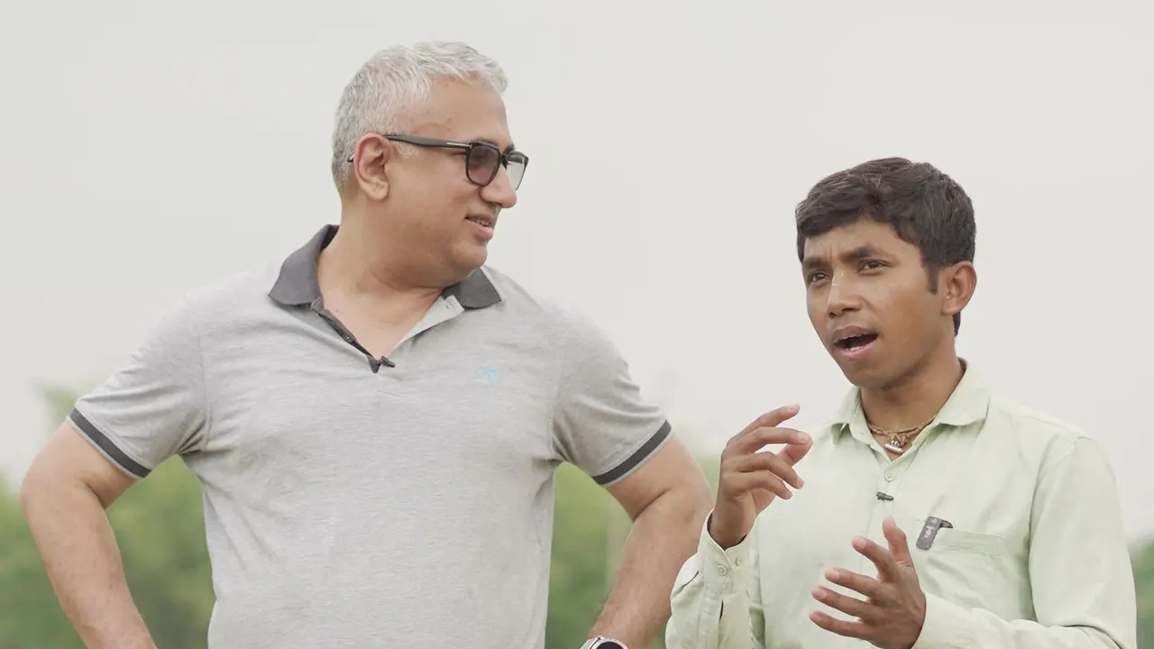 জনপ্রিয় ইংলিশ কন্টেন্ট ক্রিয়েটর দয়াল চন্দ্র বর্মনের সঙ্গে গ্রামীণফোনের প্রধান নির্বাহী ইয়াসির আজমান। ছবি : কালবেলা