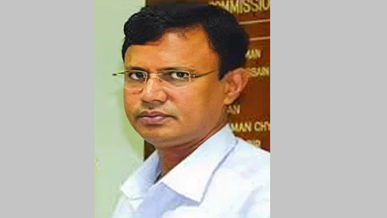 কক্সবাজারের তৎকালীন জেলা প্রশাসক রুহুল আমিন। ছবি : সংগৃহীত