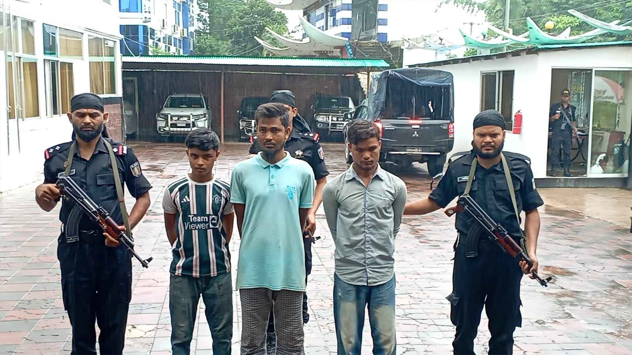 র‌্যাবের হাতে গ্রেপ্তার আরসার কিলিং গ্রুপ কমান্ডার ও তার দুই সহযোগী। ছবি : কালবেলা