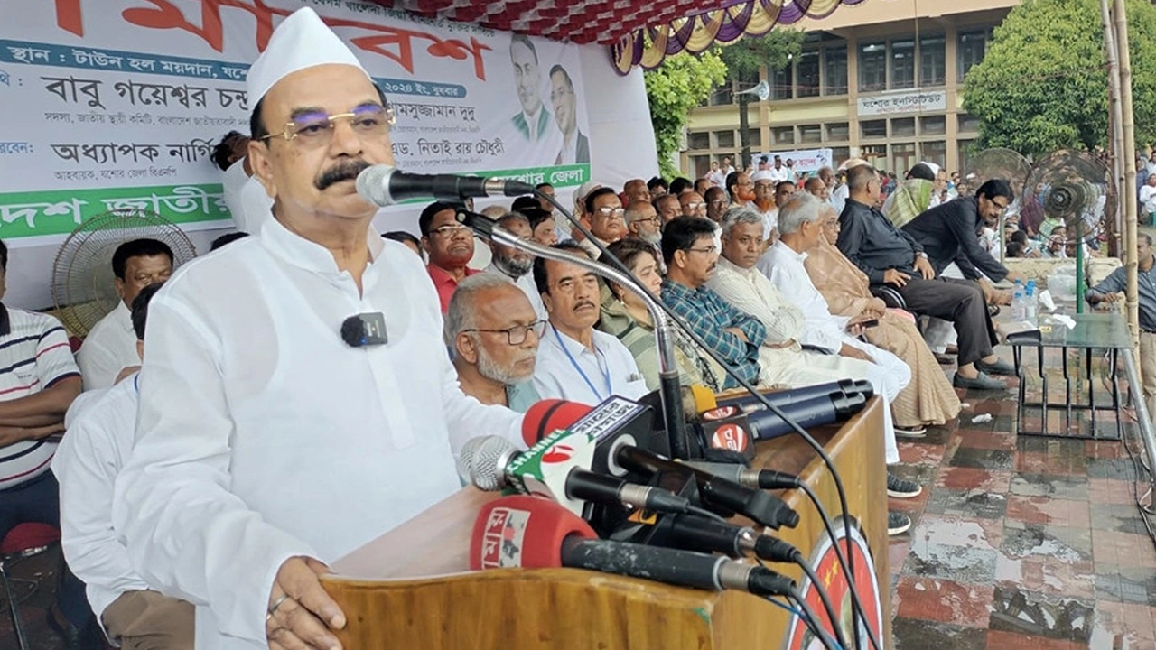 যশোর টাউন হল মাঠে জেলা বিএনপি আয়োজিত সমাবেশে গয়েশ্বর চন্দ্র রায়। ছবি : সংগৃহীত
