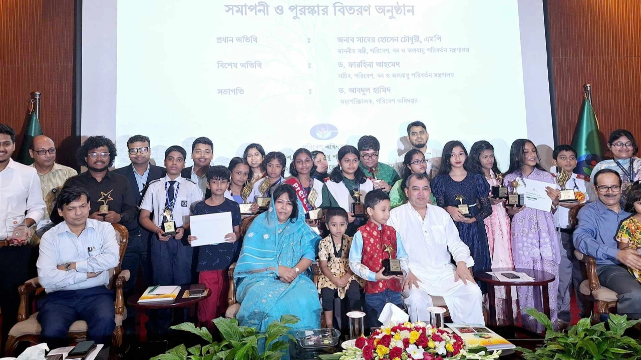 পরিবেশ দিবসের পুরস্কার বিতরণ করেন সাবের হোসেন চৌধুরী। ছবি : সংগৃহীত