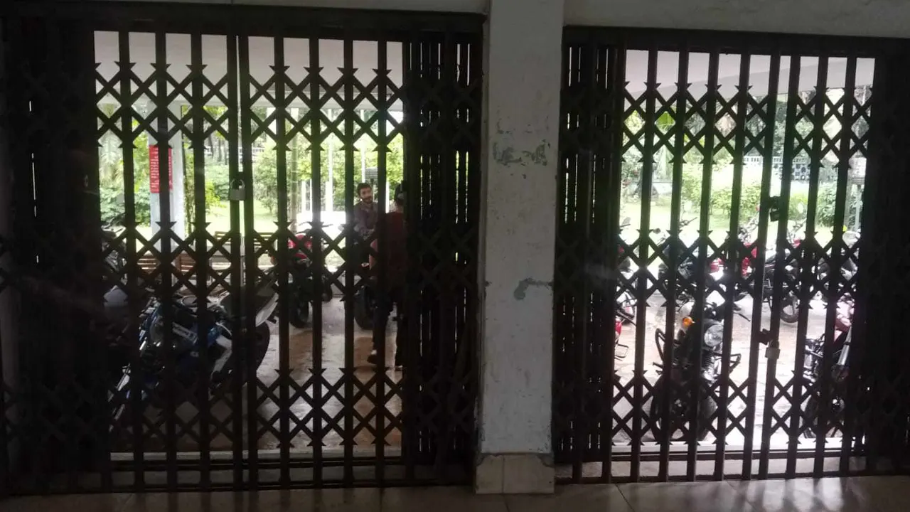 হলের গেটে তালা ঝুলছে। ছবি : কালবেলা