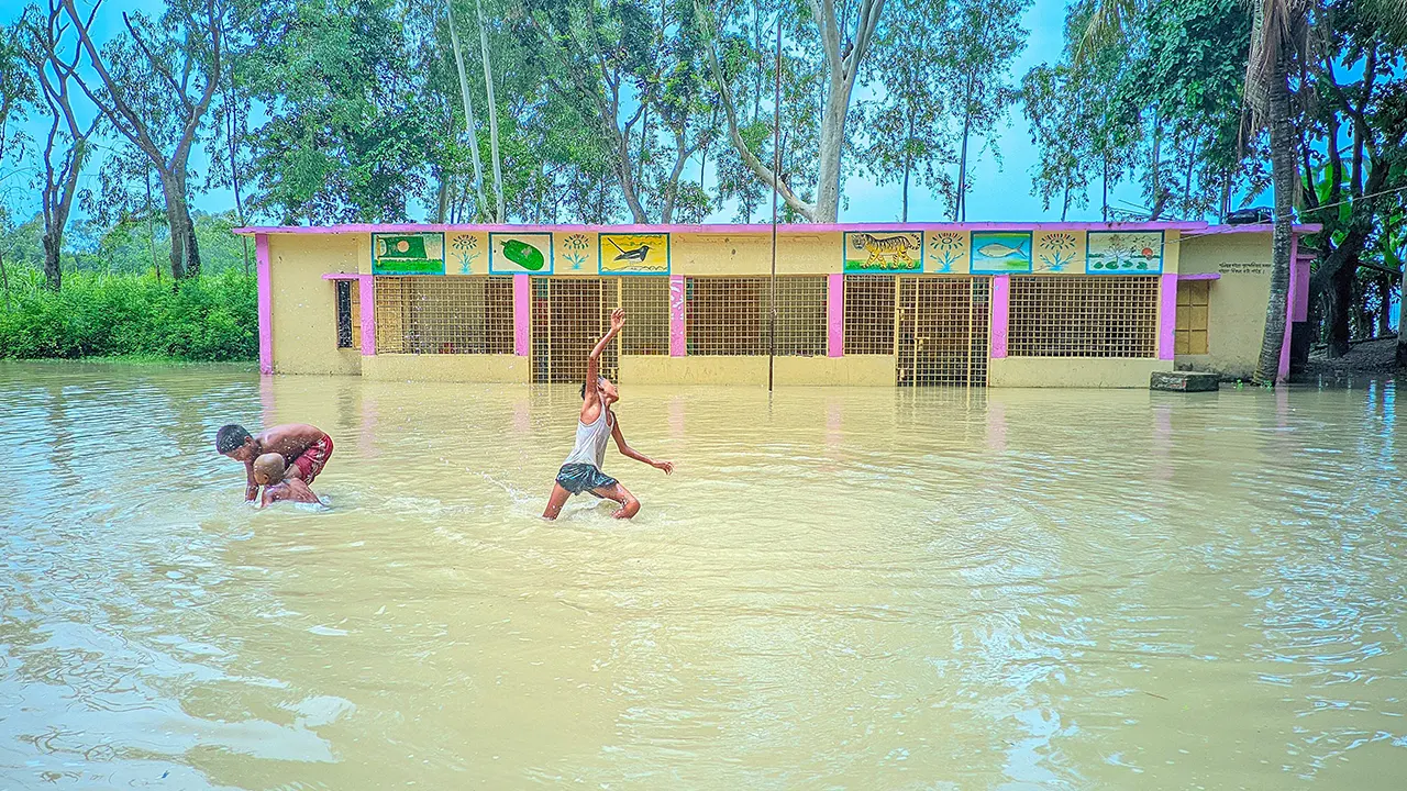 পানিতে নিমজ্জিত ধনুট উপজেলার একটি প্রাথমিক বিদ্যালয়। ছবি : কালবেলা