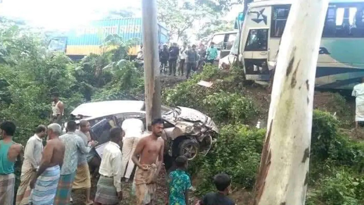 দুর্ঘটনাকবলিত বাস ও প্রাইভেটকার। ছবি : কালবেলা