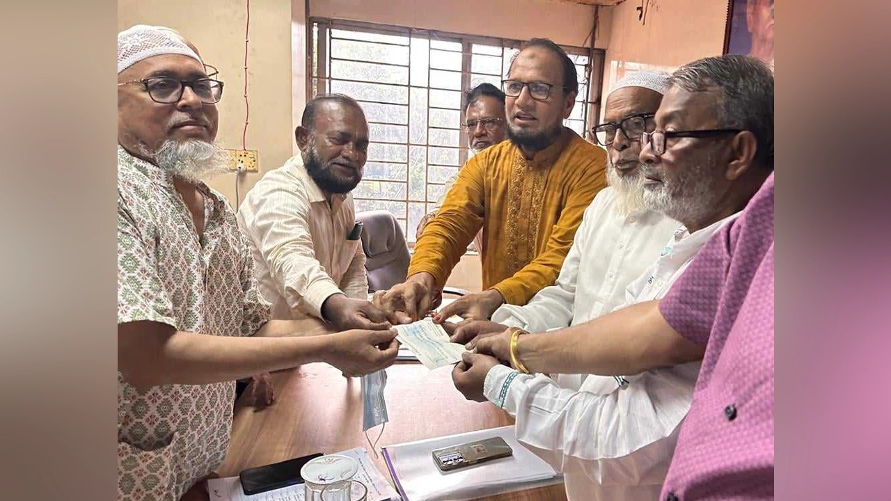 নূরুল আমিন নূরু ও শহিদুল্লাহ চৌধুরী শাহিনের কাছে চেক হস্তান্তর করা হয়েছে। ছবি : সংগৃহীত