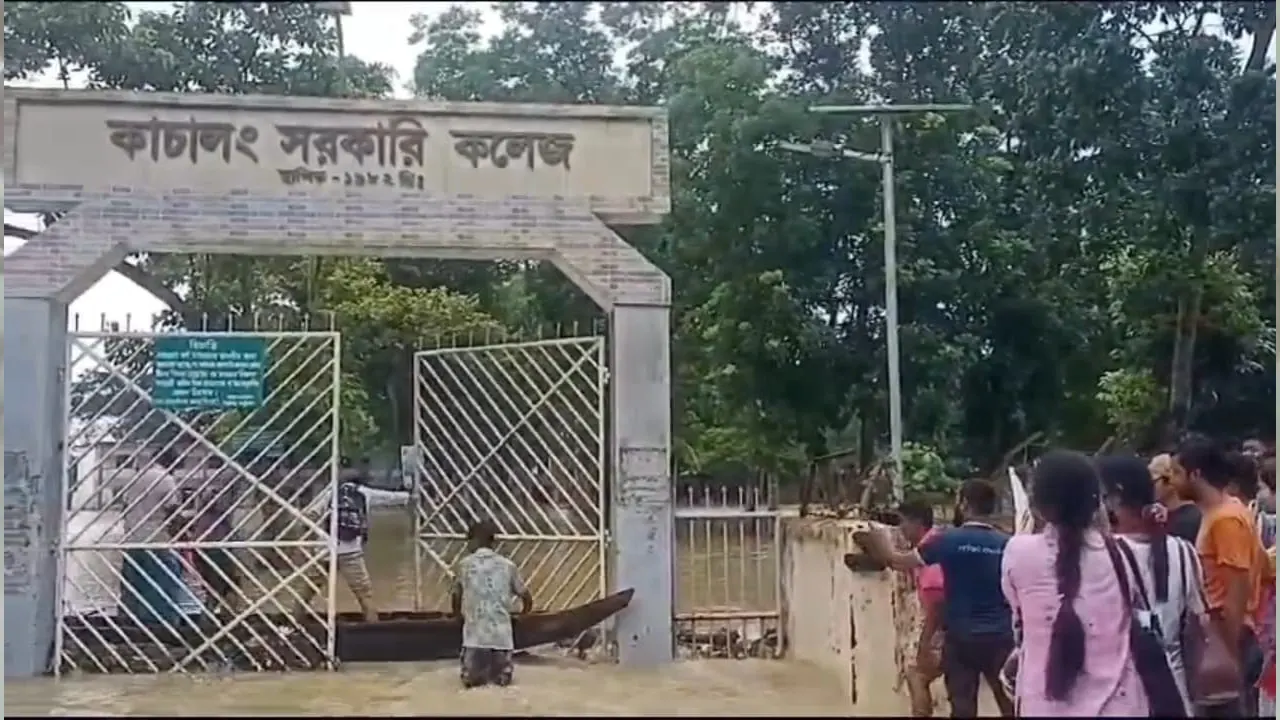 বাঘাইছড়ির কাচালং সরকারি কলেজ পানিতে নিমজ্জিত হওয়ায় এ কেন্দ্রে আজ এইচএসসি পরীক্ষা বন্ধ রাখে শিক্ষা বোর্ড। ছবি : কালবেলা