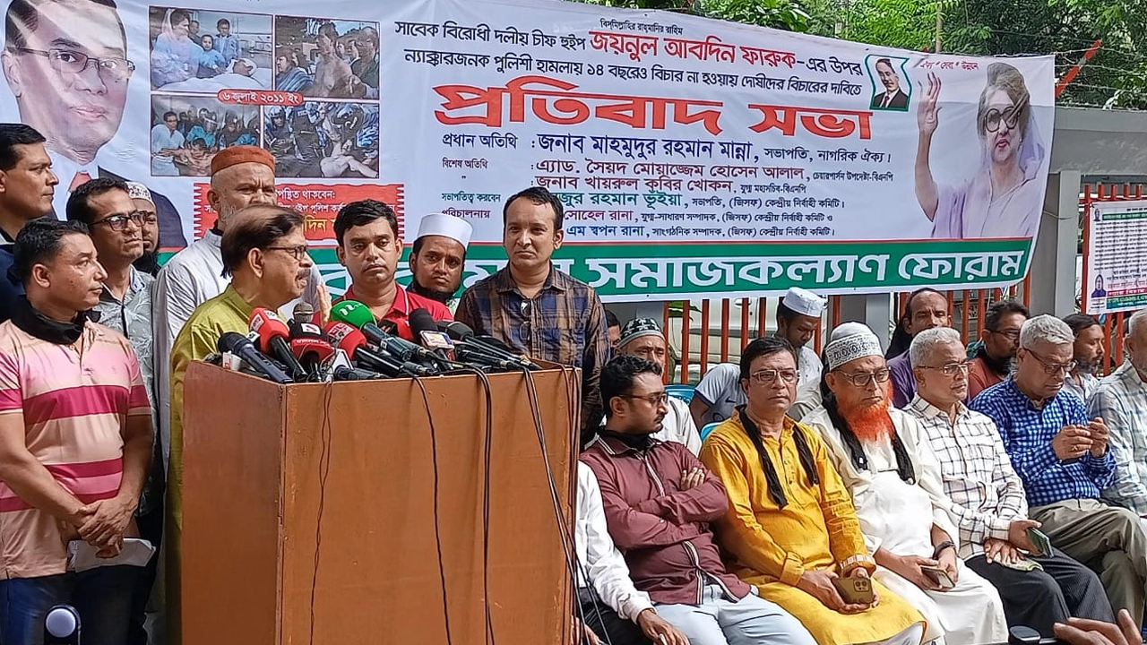 জাতীয় প্রেস ক্লাবের সামনে এক প্রতিবাদ সভায় বক্তব্য রাখেন নাগরিক ঐক্যের সভাপতি মাহমুদুর রহমান মান্না। ছবি : কালবেলা