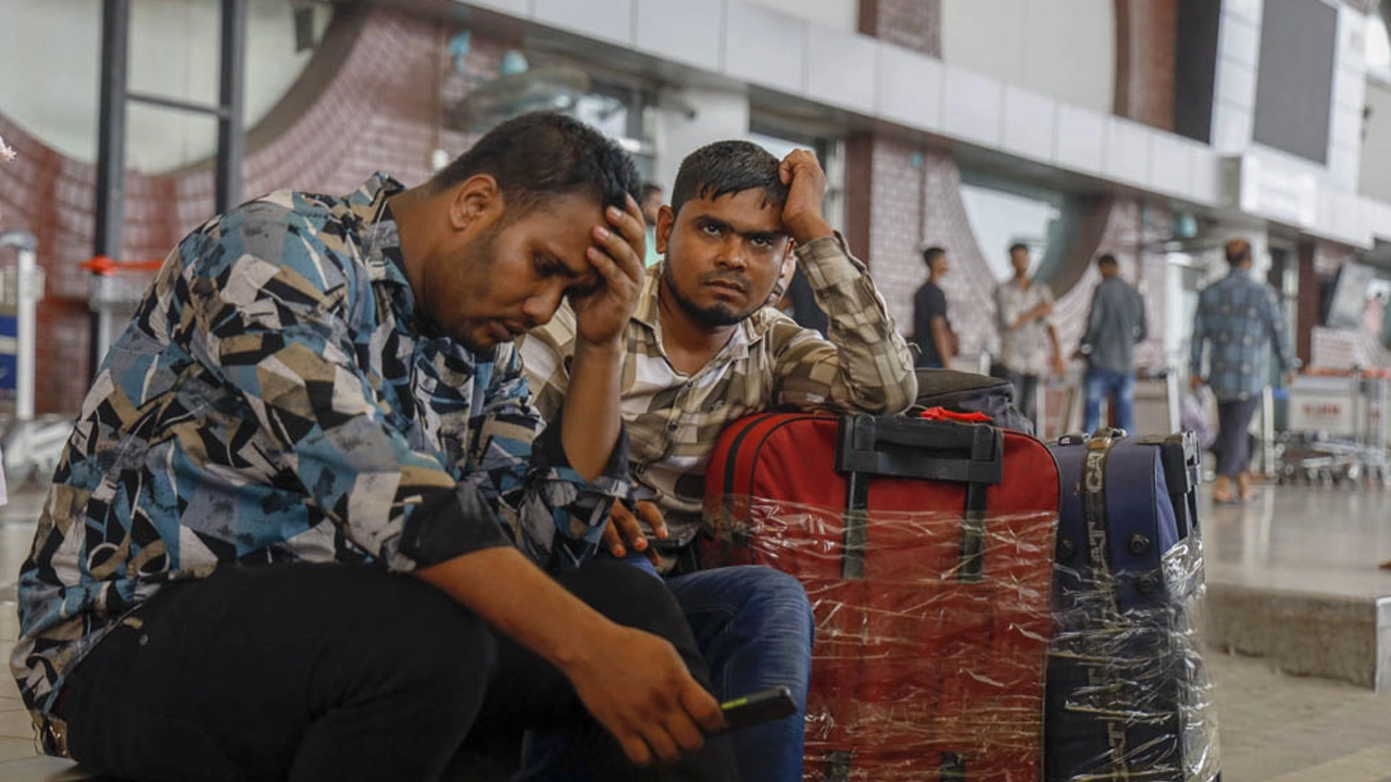 মালয়েশিয়া যেতে না পারা কর্মী। পুরোনো ছবি