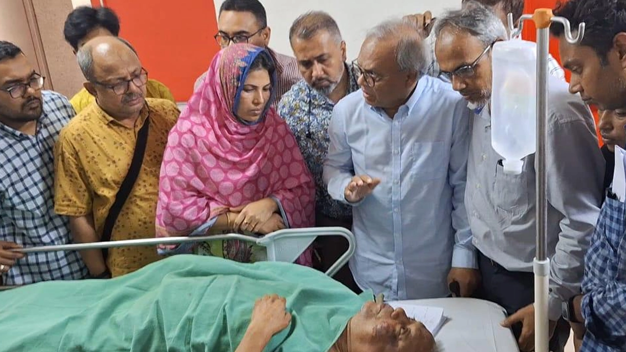 জাতীয় বার্ন ও প্লাস্টিক সার্জারি ইনস্টিটিউটে বিএনপি নেতা শহীদুল ইসলাম বাচ্চুকে দেখতে যান রুহুল কবির রিজভী। ছবি : কালবেলা