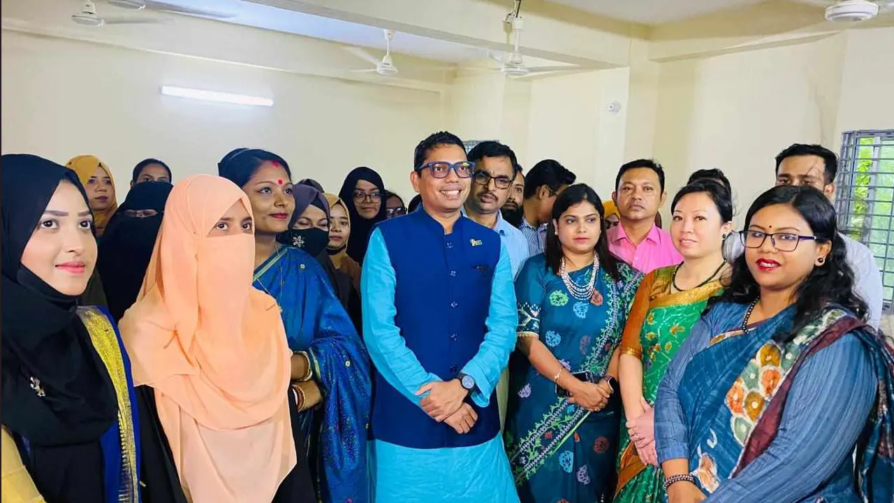 কক্সবাজারে নারী প্রশিক্ষণার্থীদের চলমান প্রশিক্ষণ কার্যক্রম পরিদর্শনকালে জুনায়েদ আহমদ পলক। ছবি :সংগৃহীত