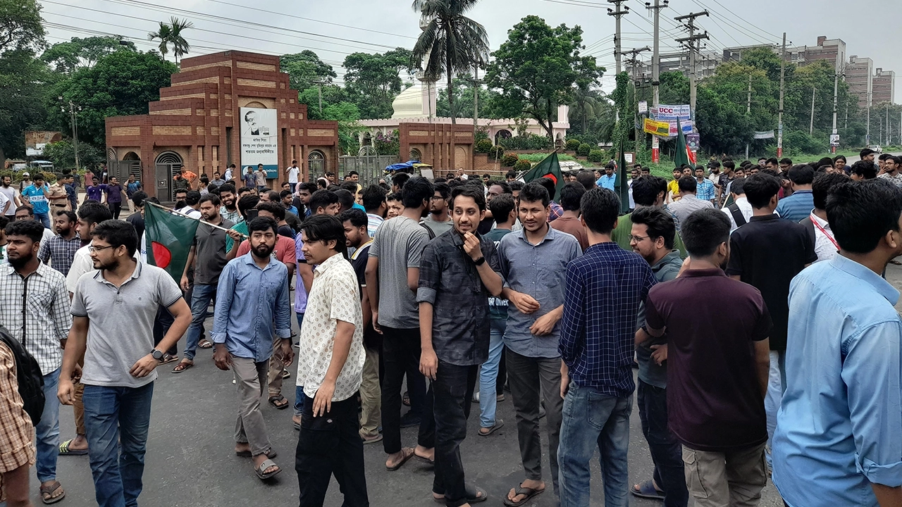 জাবি শিক্ষার্থীদের ঢাকা-আরিচা মহাসড়ক অবরোধ। ছবি : কালবেলা