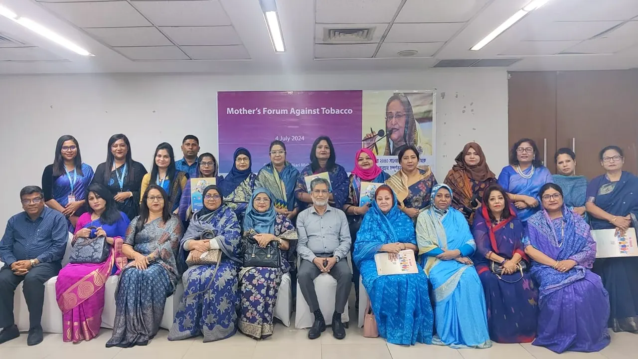 ‘তামাক বিরোধী মায়েদের ফোরাম’ গঠন বিষয়ক সভায় অতিথিরা। ছবি : কালবেলা