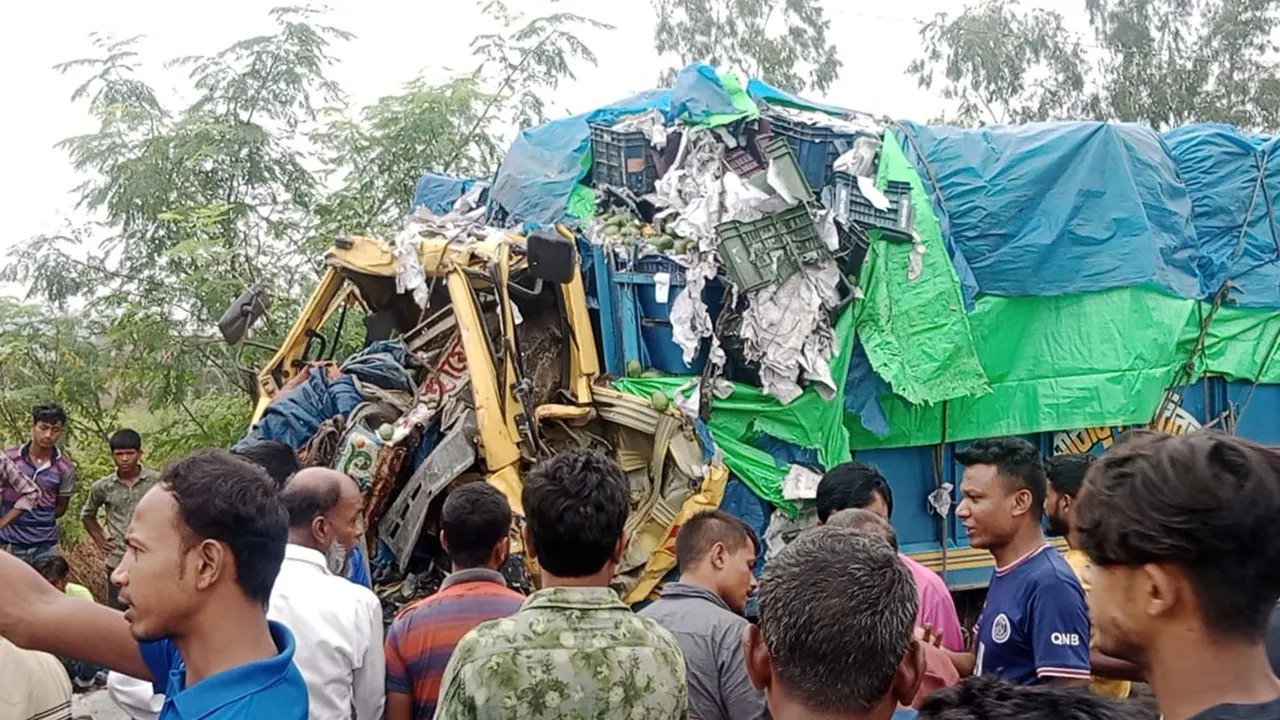 দিনাজপুরে ক্ষতিগ্রস্থ মালবাহী ট্রাক : কালবেলা