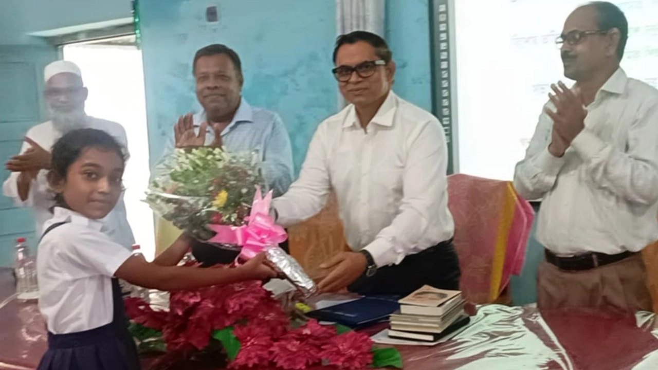 জাতীয় পর্যায়ে একক অভিনয়ে প্রথম হওয়া নিশাত তাছনিমকে সংবর্ধনা। ছবি : কালবেলা