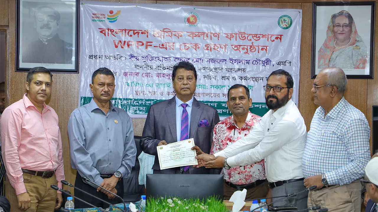 শ্রমিক কল্যাণ তহবিলে ৩.৯৩ কোটি টাকা দিল ওয়ালটন। সৌজন্য ছবি