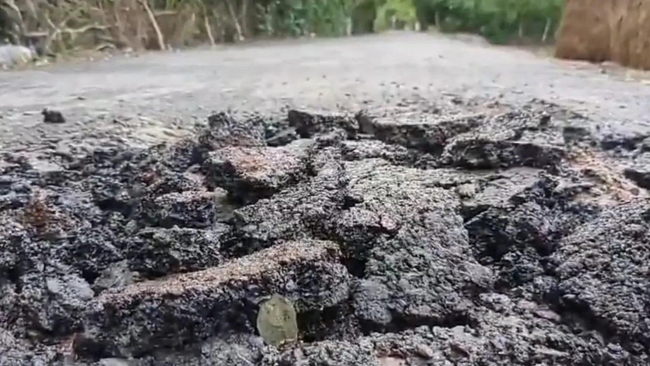উঠে যাওয়া সড়কের পিচ। ছবি : কালবেলা